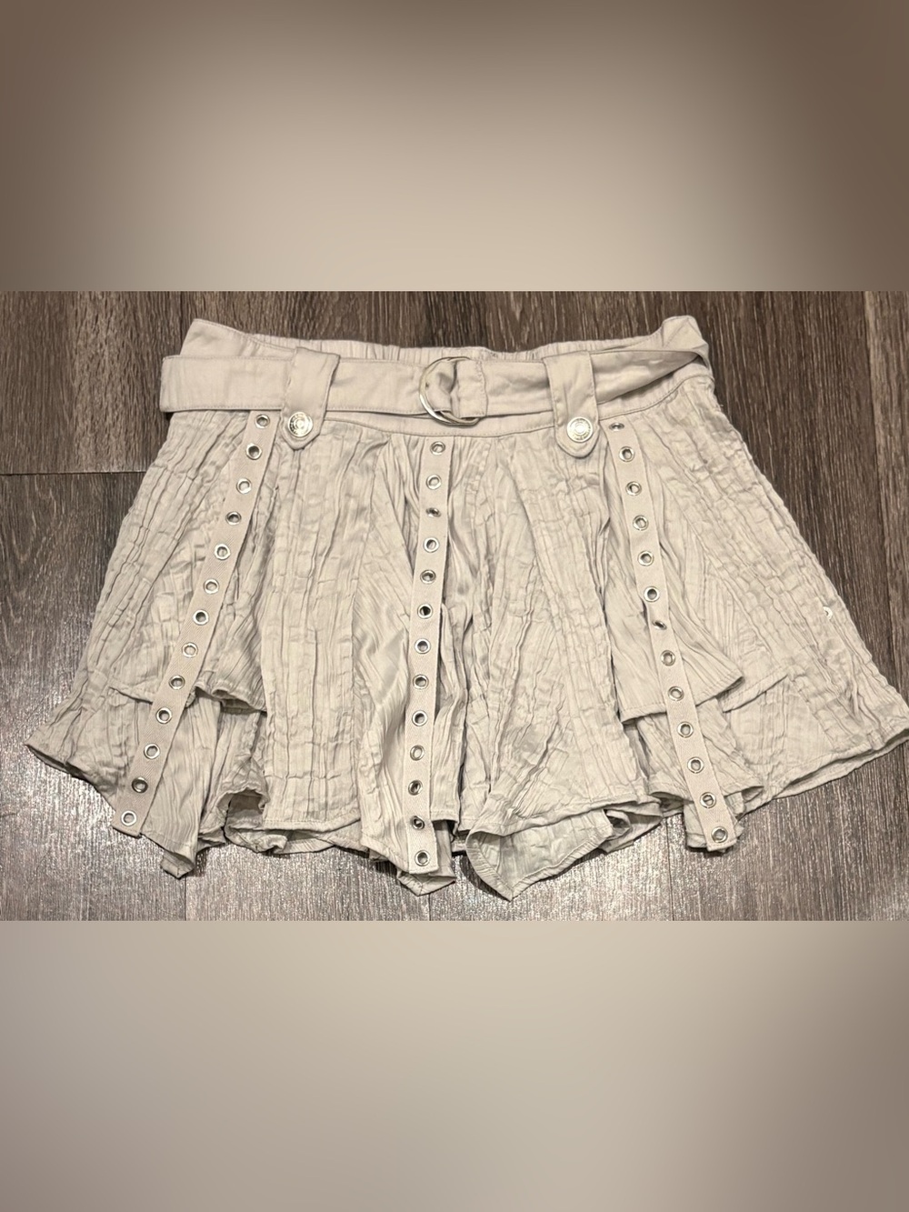Free People Mini-Jupe Rue Crinkled Light Gray Mini Skirt with Grommet Straps XS